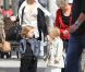 Angelina Jolie emmène ses jumeaux Vivienne et Knox faire du shopping à Beverly Hills en compagnie de sa belle-mère Jane le 27 février 2012