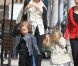 Angelina Jolie emmène ses jumeaux Vivienne et Knox faire du shopping à Beverly Hills en compagnie de sa belle-mère Jane le 27 février 2012