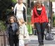 Angelina Jolie emmène ses jumeaux Vivienne et Knox faire du shopping à Beverly Hills en compagnie de sa belle-mère Jane le 27 février 2012