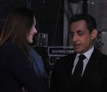 Carla Bruni auprès de Nicolas Sarkozy juste avant la prise d\'antenne de l\'émission de France 2 <em>Des paroles et des actes</em>, le 6 mars 2012.