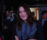 Carla Bruni juste avant la prise d\'antenne de l\'émission de France 2 <em>Des paroles et des actes</em>, le 6 mars 2012.