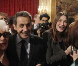 Nicolas Sarkozy et Carla Bruni à l\'Élysée où le président a décoré onze personnalités des arts et du spectacle, le 14 mars 2012.