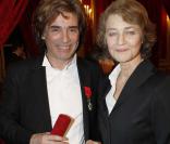 Jean-Michel Jarre et son ancienne compagne Charlotte Rampling à l'Élysée où Nicolas Sarkozy a décoré onze personnalités des arts et du spectacle, le 14 mars 2012.