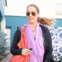 Elizabeth Berkley, enceinte, cache ses premières rondeurs