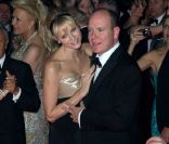  Charlene et Albert ont ouvert le bal avec beaucoup de complicité. 
 Le Bal de la Rose 2012, sous l'impulsion de la princesse Caroline de Monaco, présidente de la Fondation Princesse Grace, a mis la Salle des Etoiles du Sporting Club de Monaco à la mode folle, colorée et rock du Londres des années 1960, Swinging London, le 24 mars 2012. 