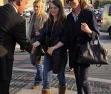 La princesse Alexandra de Hanovre et sa mère la princesse Caroline arrivent au palais des expositions de Nice le 27 mars 2012 pour les championnats du monde de patinage artistique.