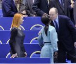 Le prince Albert de Monaco, aux championnats du monde de patinage artistique de Nice le 27 mars 2012, salue Surya Bonaly, qui représente Monaco à Las Vegas et est marraine de la compétition, et Marina Anissina. Le souverain a rejoint au palais des ex
