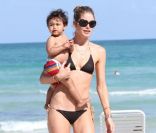 Doutzen Kroes et son fils Phyllon sous le soleil de Miami