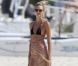 Pour garder la ligne, Candice Swanepoel reste active, même sur la plage !