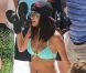 La charmante Selena Gomez sur le tournage de son dernier film Spring Breakers. Sa tenue de la journée ? Un bikini turquoise !
