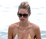Doutzen Kroes sort de l'eau à Miami au cours d'une après-midi plage avec son mari Sunnery James. Miami, le 16 août 2012.
