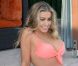 Carmen Electra, déesse en bikini orange lors d'une pool-party organisée par la marque de cocktails Svedka. Los Angeles, le 31 juillet 2012.