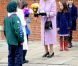 Comme après la plupart des services en la chapelle royale Saint-George de Windsor, la reine Elizabeth II était attendue par des enfants qui souhaitaient lui offrir des fleurs, lors du dimanche de Pâques, le 8 avril 2012