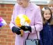 Comme après la plupart des services en la chapelle royale Saint-George de Windsor, la reine Elizabeth II était attendue par des enfants qui souhaitaient lui offrir des fleurs, lors du dimanche de Pâques, le 8 avril 2012