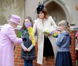 La princesse Eugenie d\'York, 22 ans, ainsi que la petite blondinette Lady Louise Windsor (à droite en bleu) assistaient leur grand-mère la reine Elizabeth II lors du dimanche de Pâques à Windsor le 8 avril 2012.