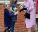 Comme après la plupart des services en la chapelle royale Saint-George de Windsor, la reine Elizabeth II était attendue par des enfants qui souhaitaient lui offrir des fleurs, lors du dimanche de Pâques, le 8 avril 2012