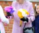 Comme après la plupart des services en la chapelle royale Saint-George de Windsor, la reine Elizabeth II était attendue par des enfants qui souhaitaient lui offrir des fleurs, lors du dimanche de Pâques, le 8 avril 2012