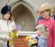 La princesse Eugenie d'York, 22 ans, et la blondinette Lady Louise Windsor avec sa mère la comtesse Sophie de Wessex (en rose) assistaient la reine Elizabeth II lors du dimanche de Pâques à Windsor le 8 avril 2012.