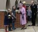 Comme après la plupart des services en la chapelle royale Saint-George de Windsor, la reine Elizabeth II était attendue par des enfants qui souhaitaient lui offrir des fleurs, lors du dimanche de Pâques, le 8 avril 2012
