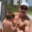 Mark Wahlberg : Journée piscine et plage en famille pour l'acteur bodybuildé