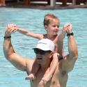 Mark Wahlberg : Journée piscine et plage en famille pour l'acteur bodybuildé