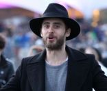 Jared Leto a le sourire sur la pelouse de l\'Empire Polo Club, où se déroule le festival annuel de Coachella. Indio, le 13 avril 2012.
