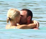  Liev Schreiber et Naomi Watts : fous d'amour lors de leurs vacances en famille sous le soleil de la Barbade le 8 avril 2012 