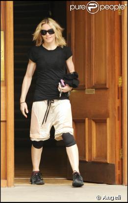 Madonna sort de son club de gym avec une culotte de gran'mère !