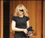Madonna sort de son club de gym avec une culotte de gran'mère !