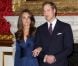 Le prince William et Kate Middleton lors de l'annonce de leurs fiançailles le 16 novembre 2010. Kate porte une robe Issa bleu saphir, assortie à sa bague de fiançailles.