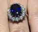 Le prince William et Kate Middleton lors de l'annonce de leurs fiançailles le 16 novembre 2010. Kate porte une robe Issa bleu saphir, assortie à sa bague de fiançailles.