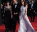 Kate Middleton avec le prince William à la soirée des Baftas organisée à Hollywood en leur honneur, en juillet 2011. La duchesse de Cambridge porte une robe Alexander McQueen.