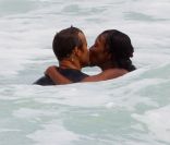 Naomi Campbell et son chéri Vladislav Doronin s\'embrassent dans l\'eau à Miami le 14 avril 2012