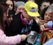 Branle-bas de combat pour Justin Bieber à son arrivée à Londres, assailli par les photographes et des fans en furie. Le 23 avril 2012.