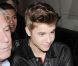  Sortie compliquée pour  Justin   Bieber  qui était de passage dans les studios de  Kiss  FM à  Londres , le 24 avril  avril 2012.