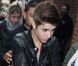 Justin Bieber arrive sous bonne escorte dans les studios de Kiss FM à Londres, le 24 avril 2012.