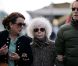 Cayetana, l'inénarrable duchesse d'Albe de 86 ans, et son jeune mari Alfonso Diez, 62 ans, sont arrivés à Paris (Gare d'Austerlitz) le 26 avril 2012 pour leur lune de miel, plusieurs mois après leur spectaculaire mariage à Séville le 5 octobre 2011.