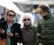 Cayetana, l'inénarrable duchesse d'Albe de 86 ans, et son jeune mari Alfonso Diez, 62 ans, sont arrivés à Paris (Gare d'Austerlitz) le 26 avril 2012 pour leur lune de miel, plusieurs mois après leur spectaculaire mariage à Séville le 5 octobre 2011.