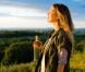 Bouteille en main, Drew Barrymore pose pour la promotion de son vin, le Barrymore Pinot Grigio
