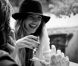Drew Barrymore pose pour la promotion de son vin, le Barrymore Pinot Grigio