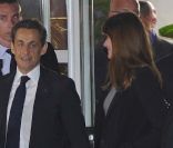 Nicolas Sarkozy et Carla Bruni repartent avec le sourire d\'un débat de l\'entre-deux tours musclé, à La Plaine Saint-Denis, le 2 mai 2012.