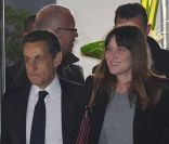 Nicolas Sarkozy et Carla Bruni repartent avec le sourire du débat de l\'entre-deux tours, à La Plaine Saint-Denis, le 2 mai 2012.