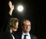François Hollande et Valérie Trierweiler sur la place de la Bastille à Paris. Il est minuit passé, le lundi 7 mai.