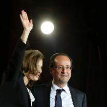 François Hollande et Valérie Trierweiler sur la place de la Bastille à Paris. Il est minuit passé, le lundi 7 mai.