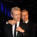 Lambert Wilson, très enthousiaste, chouchoute son double de cire