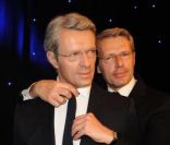 Lambert Wilson, très enthousiaste, chouchoute son double de cire