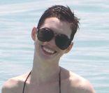 Anne Hathaway, souriante, se baigne à Miami, le 11 mai 2012. La star a enlevé sa bague de fiançailles. Est-ce seulement pour se baigner ?