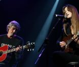Louis Bertignac et Carla Bruni-Sarkozy, sur la scène du Zénith de Paris, le 20 octobre 2004.