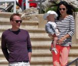  Jennifer Connelly, Paul Bettany et leur fille Agnès arrivent à l'hôtel Eden Rock au Cap d'Antibes, le 17 mai 2012. 