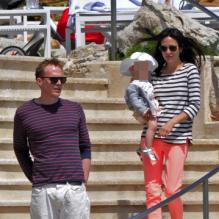 <p>Jennifer Connelly, Paul Bettany et leur fille Agnès arrivent à l'hôtel Eden Rock au Cap d'Antibes, le 17 mai 2012.</p>